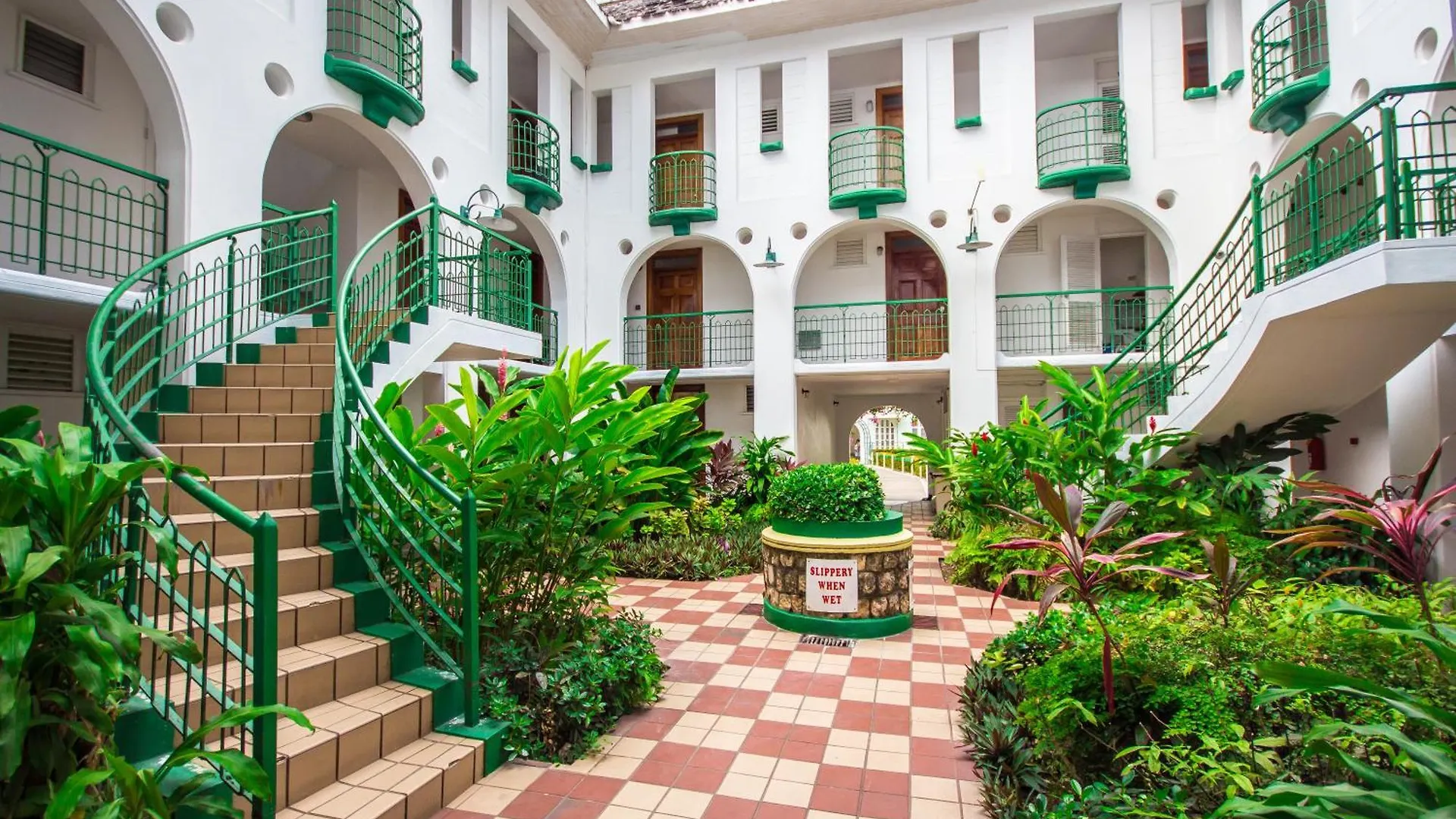 Heart Of Ocho Rios-Free Beach Acess-King Bed-Pool-Free Parking-Gated Complex-Free Wifi 100Mbps 0*,  ジャマイカ