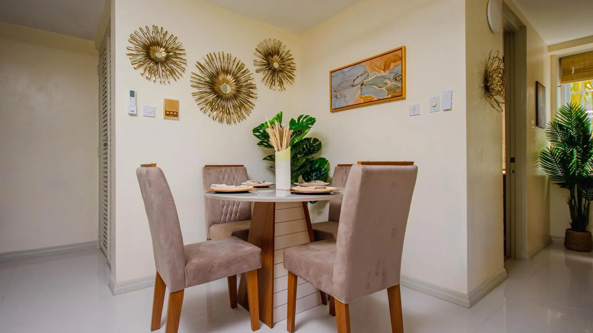 Heart Of Ocho Rios-Free Beach Acess-King Bed-Pool-Free Parking-Gated Complex-Free Wifi 100Mbps アパート