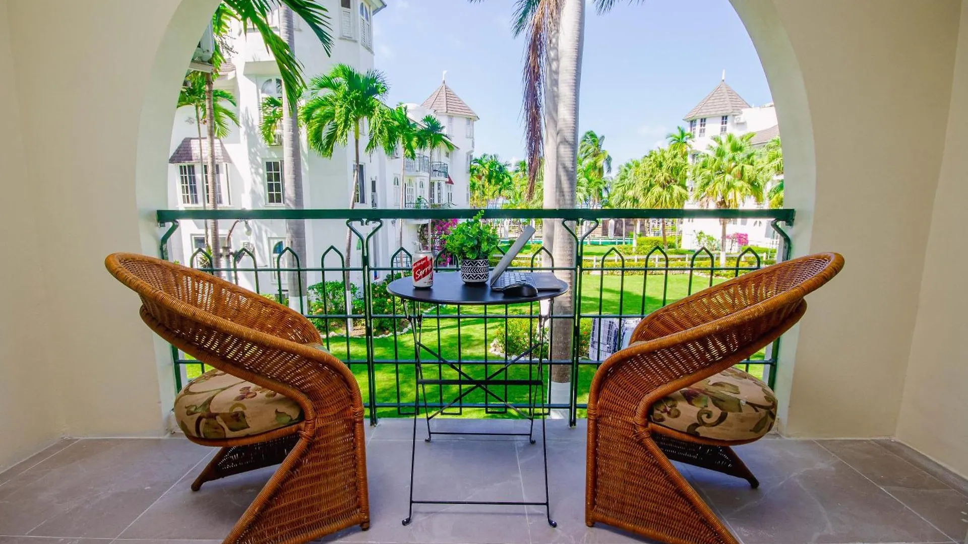Heart Of Ocho Rios-Free Beach Acess-King Bed-Pool-Free Parking-Gated Complex-Free Wifi 100Mbps location