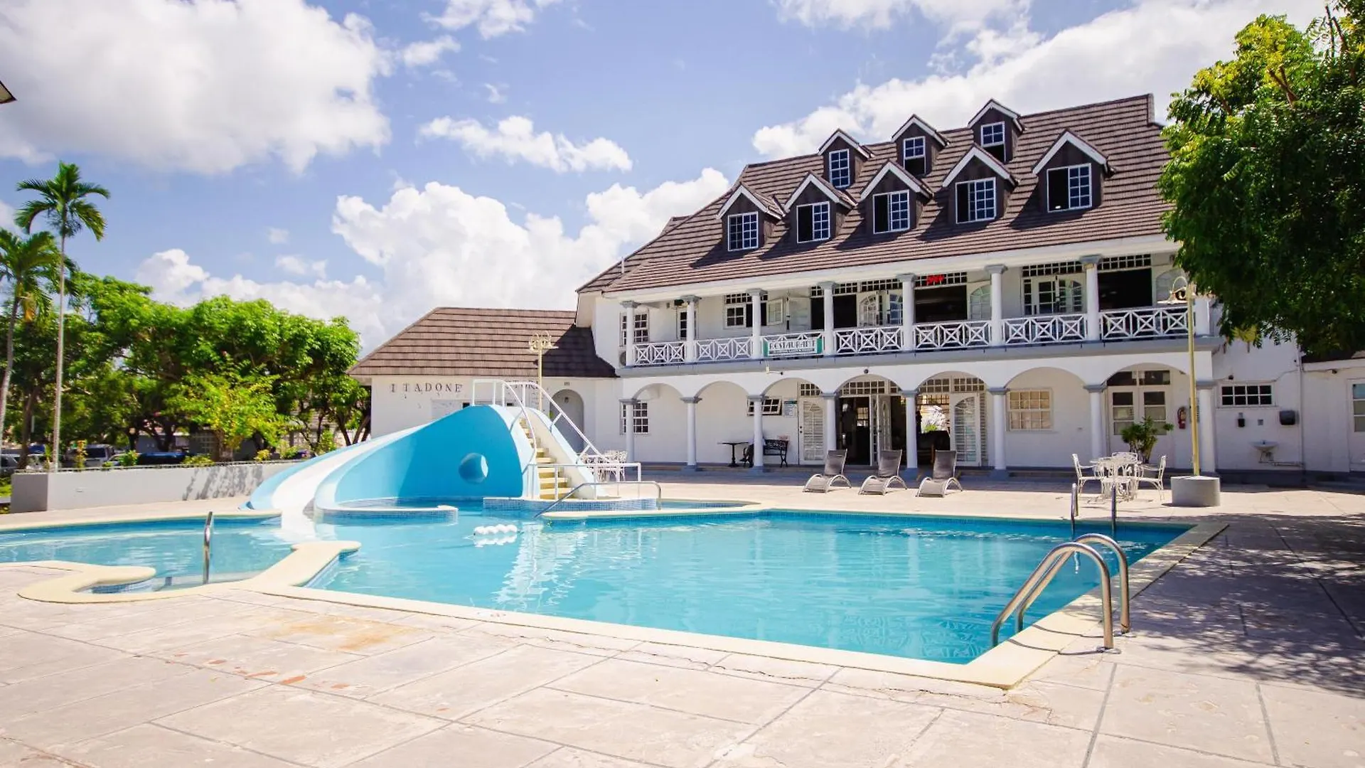 Heart Of Ocho Rios-Free Beach Acess-King Bed-Pool-Free Parking-Gated Complex-Free Wifi 100Mbps